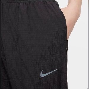 Nike Women’s run division Swift pant